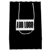 Modernes, minimales Beige-Black Stripes-Logo Mittlere Geschenktüte (Rückseite)