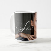 Modernes Minimales Full Foto Script Monogram Kaffeetasse (Vorderseite Links)