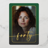 Modernes minimales grünes Foto vierzigjährig Folieneinladung (Vorderseite)