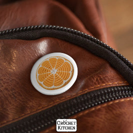 Modernes minimales Muster frischen Crochet Orange Button