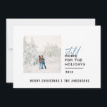 Modernes minimales typografisches Foto noch Zuhaus Feiertagskarte<br><div class="desc">Chic,  modern minimalrot und weiß grafisches Foto Ferienwohnung Karte. Funny Zitat noch Zuhause für die Ferien. Farben können geändert werden. Teil einer Ferienkollektion.</div>