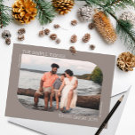 Modernes, minimalgeschliffenes Rahmen 1 Foto Weihn Feiertagskarte<br><div class="desc">Mit all der Lustlosigkeit in unserem Leben (besonders während der Ferienzeit), ist diese einfach gestaltete Weihnachtsfotokarte perfekt für den Versand an Familie und Freunde! Es zeichnet sich durch einen horizontal ausgerichteten Rahmen mit abgerundeten Ecken und ein schlichtes, braunes und weißes Farbschema aus. Im Text steht: "Die einfachen Dinge bringen große...</div>