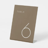 Modernes Minimalistisch-braunes Tischnummer Sockelschild (Vorderseite)