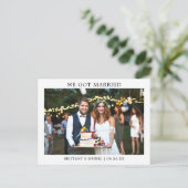 Modernes Minimalistisch Einfaches Wir Got Verheira Postkarte (Stehend Vorderseite)