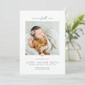 Modernes Minimalistisch Heart Foto Baby Birth Ankündigung (Stehend Vorderseite)