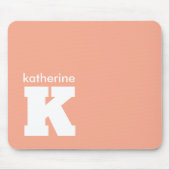 Modernes Minimalistisch Lachs-rosa Monogramm Mousepad (Vorne)