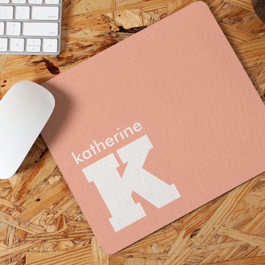 Modernes Minimalistisch Lachs-rosa Monogramm Mousepad