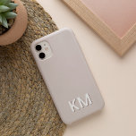 Modernes Minimalistisch neutrales Monogramm iPhone 13 Hülle<br><div class="desc">Modernes minimalistisches Design in eleganten,  bodentonneutralen Farben zeigt Ihre Initialen oder Monogramm in sauberer,  einfacher Schrift am Boden,  mit tiefer liegender Farbe für einen 3D-Look.</div>