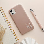 Modernes Minimalistisch neutrales Monogramm iPhone 13 Hülle<br><div class="desc">Modernes minimalistisches Design in eleganten,  bodentonneutralen Farben zeigt Ihre Initialen oder Monogramm in sauberer,  einfacher Schrift am Boden,  mit tiefer liegender Farbe für einen 3D-Look.</div>