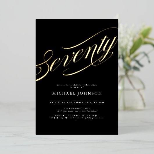 Modernes Minimalistisch Siebziges Schwarzes Gold 7 Folieneinladung (Stehend vorne)
