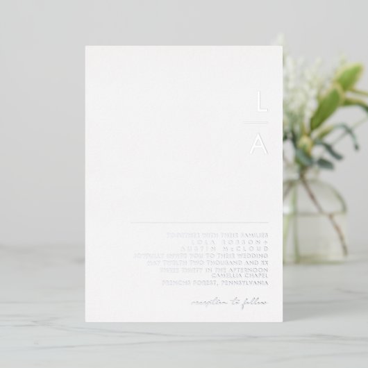 Modernes Minimalistisch | Silver Monogram Wedding Folieneinladung (Stehend vorne)