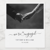 Modernes Minimalistisch Wir sind mit Foto Verlobt Weinetikett (Einzelnes Label)