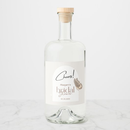 Modernes Minimalistisches Beige-Schmetterling-Brau Alkoholflaschenetikett (Vorderseite)