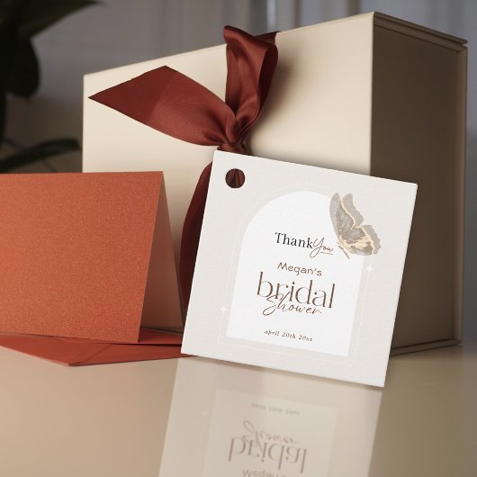 Modernes Minimalistisches Beige-Schmetterling-Brau Geschenkanhänger