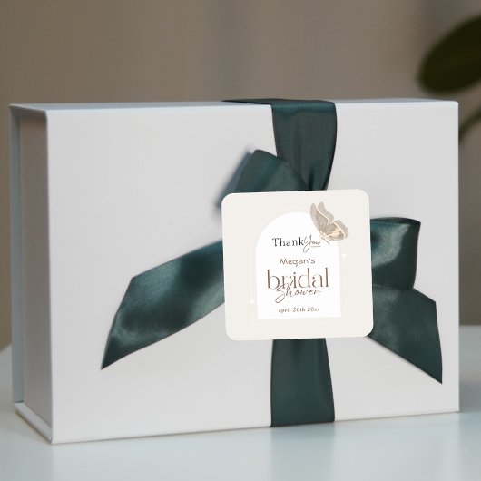 Modernes Minimalistisches Beige-Schmetterling-Brau Quadratischer Aufkleber