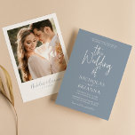 Modernes Minimalistisches, blaues Hochzeitsklassik Einladung<br><div class="desc">Moderne Minimalistische,  blaue Hochzeit-Klassik Foto Einladung. Einfach personalisieren,  indem Sie jede Information ersetzen. Bitte laden Sie ein vertikales/portrait Foto hoch. Stellen Sie sicher,  dass Sie die Vorschau vor dem Hinzufügen zum Warenkorb Karo haben. (Beispiel Foto von Jonathan Borba aus Pexels)</div>