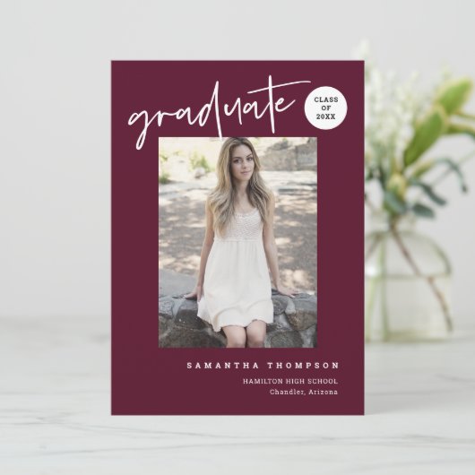 Modernes Minimalistisches Burgundy School Grad Par Einladung (Stehend Vorderseite)