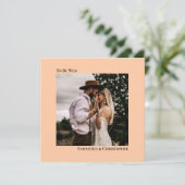Modernes Minimalistisches Coral Peach Square Foto Einladung (Stehend Vorderseite)