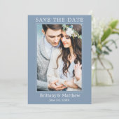 Modernes Minimalistisches Dusty Blue Save The Date (Stehend Vorderseite)