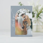 Modernes Minimalistisches Dusty Blue Wedding Foto Dankeskarte (Stehend Vorderseite)