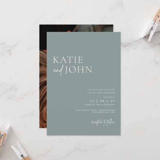 Modernes Minimalistisches Dusty Blue Wedding Foto Einladung (Vorderseite/Rückseite Beispiel)