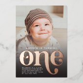 Modernes Minimalistisches First Birthday Foto Rose Folieneinladung (Vorderseite)