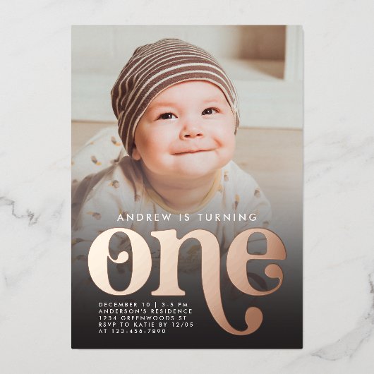 Modernes Minimalistisches First Birthday Foto Rose Folieneinladung (Vorderseite)