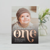 Modernes Minimalistisches First Birthday Foto Rose Folieneinladung (Stehend vorne)