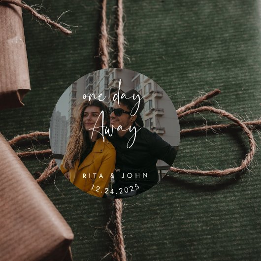 Modernes Minimalistisches Foto, das einen Schritt  Runder Aufkleber