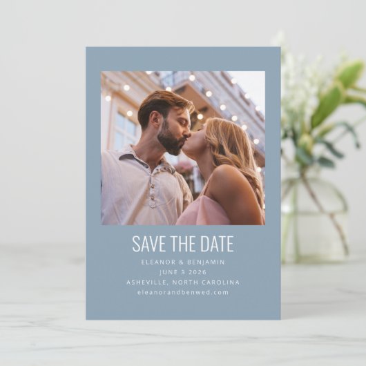 Modernes Minimalistisches Foto Hochzeit Dusty Blue Save The Date (Stehend Vorderseite)