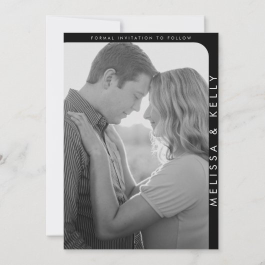 Modernes Minimalistisches Foto mit feinem Monogram Save The Date (Rückseite)