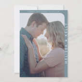 Modernes Minimalistisches Foto mit feinem Monogram Save The Date (Rückseite)