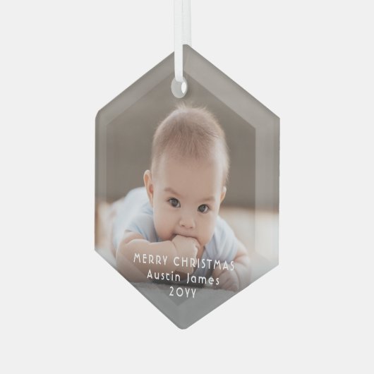 Modernes Minimalistisches Foto Overlay Weißtext He Ornament Aus Glas (Vorderseite Links)