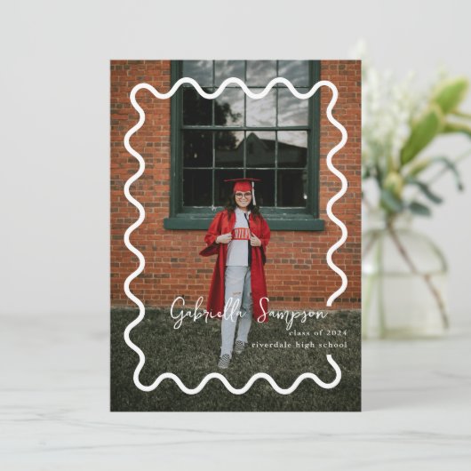 Modernes Minimalistisches Foto Schwarz-Weiß-Grad-P Einladung (Stehend Vorderseite)