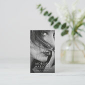 Modernes Minimalistisches Friseur Schwarz-weißes F Visitenkarte (Stehend Vorderseite)