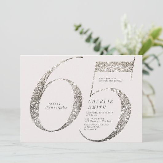 Modernes, minimalistisches, ganz weißes Party 65. Einladung (Stehend Vorderseite)