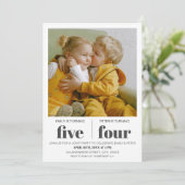 Modernes Minimalistisches Joint-Birthday-Foto Einladung (Stehend Vorderseite)