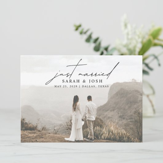 Modernes Minimalistisches Just Married Foto Hochze Ankündigung (Stehend Vorderseite)