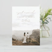 Modernes Minimalistisches Just Married Foto Hochze Ankündigung (Stehend Vorderseite)