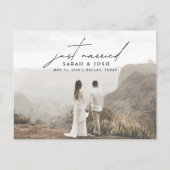 Modernes Minimalistisches Just Married Foto Hochze Ankündigungspostkarte (Vorderseite)