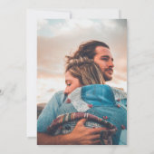 Modernes Minimalistisches Kalligrafie-Foto Einladung (Rückseite)