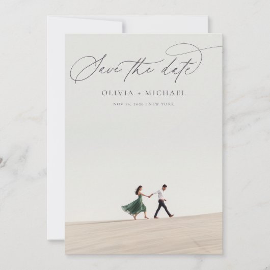 Modernes Minimalistisches Kalligrafie-Script-Foto Save The Date (Vorderseite)