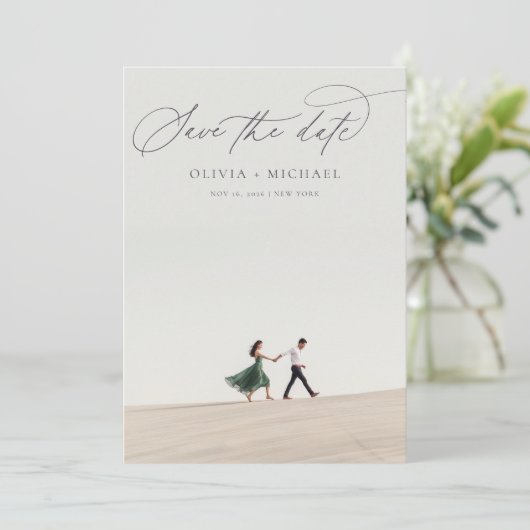 Modernes Minimalistisches Kalligrafie-Script-Foto Save The Date (Stehend Vorderseite)