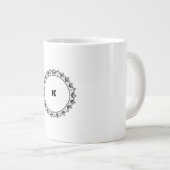 Modernes Minimalistisches Monogramm Jumbo-Tasse (Vorderseite Rechts)