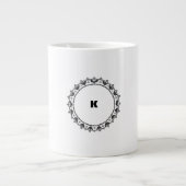 Modernes Minimalistisches Monogramm Jumbo-Tasse (Vorderseite)