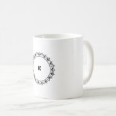 Modernes Minimalistisches Monogramm Kaffeetasse (VorderseiteRechts)