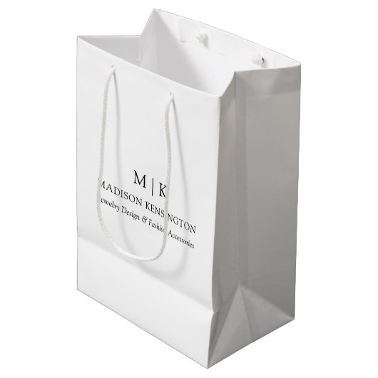Modernes Minimalistisches Monogramm- oder Add-Logo Mittlere Geschenktüte (Vorderseite Schrägansicht)