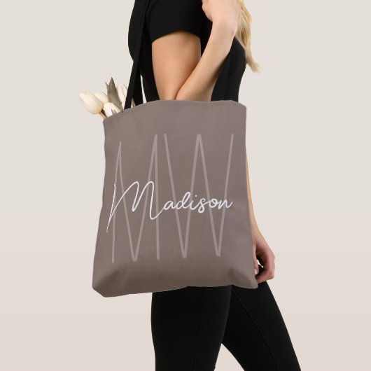 Modernes minimalistisches Monogramm Taupe  Tasche (Von Nahem)