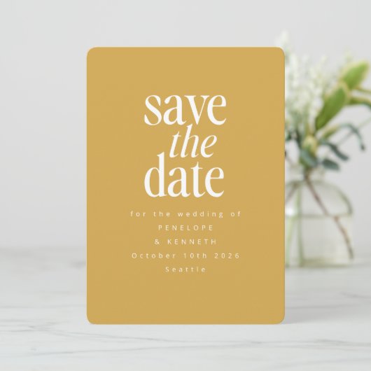 Modernes Minimalistisches Mustard Yellow Einfaches Save The Date (Stehend Vorderseite)