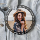 Modernes Minimalistisches Proud Mama Graduate Foto Button (Beispiel)